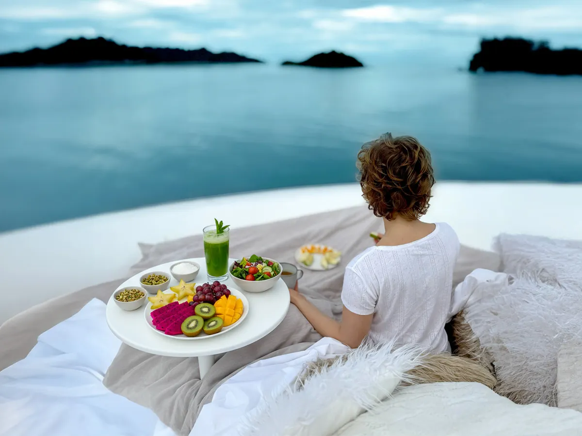 Ocean-view dining: where meal timing and environment optimize digestion